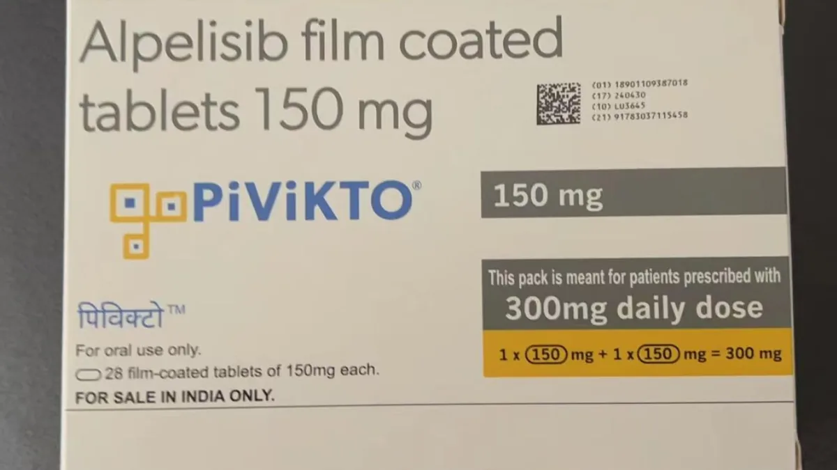 医生正在查看阿培利斯用药患者的CT影像,评估疗效